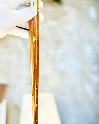 Laska Spacerowa Wolf - Indiskt Mangoträ med Möjlighet till Gravyr, bruna gyllene dekorationer