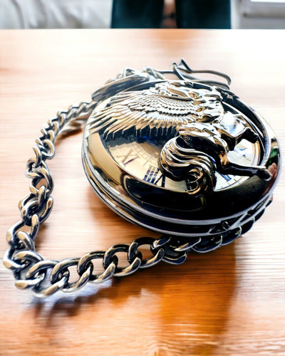 Fickur "Equus Tempus" - Svart med Hästmotiv, möjlighet till gravyrpersonalisering - vit urtavla