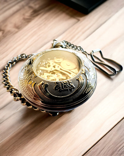 Fickur "Equus Tempus" - Svart med Hästmotiv, möjlighet till gravyrpersonalisering - vit urtavla