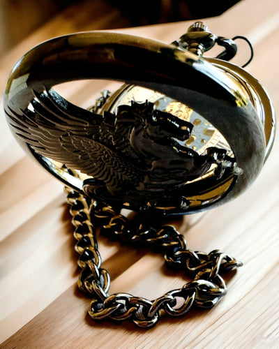 Fickur "Equus Tempus" - Svart med Hästmotiv, möjlighet till gravyrpersonalisering - vit urtavla