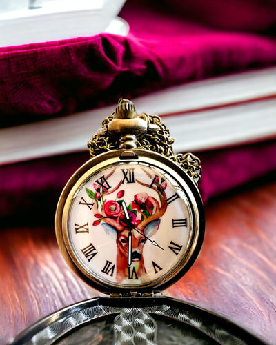 Fickur Skogsvaktare - Elegant Klocka med Hjortmotiv, möjlighet till personlig gravyr