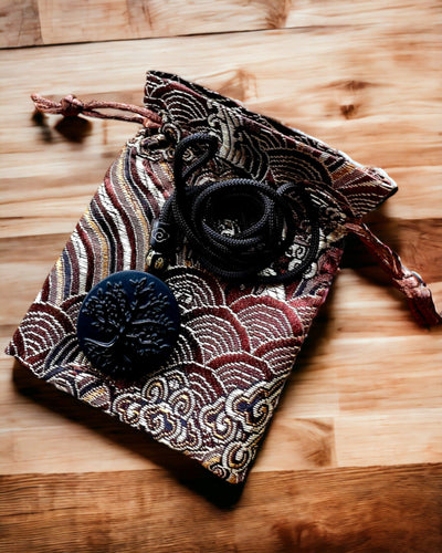 Halsband "Livets Träd" i Obsidian - personalisering med gravyr