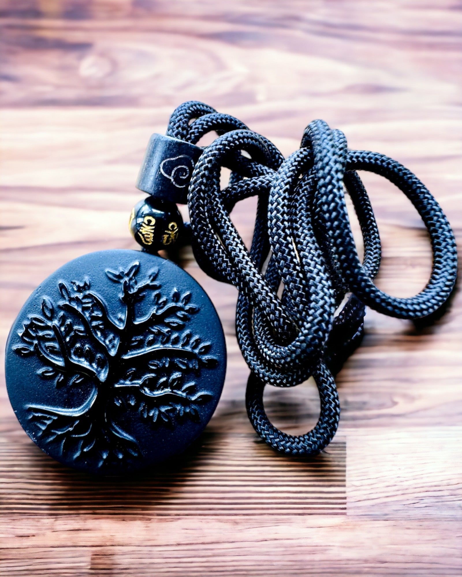Halsband "Livets Träd" i Obsidian - personalisering med gravyr