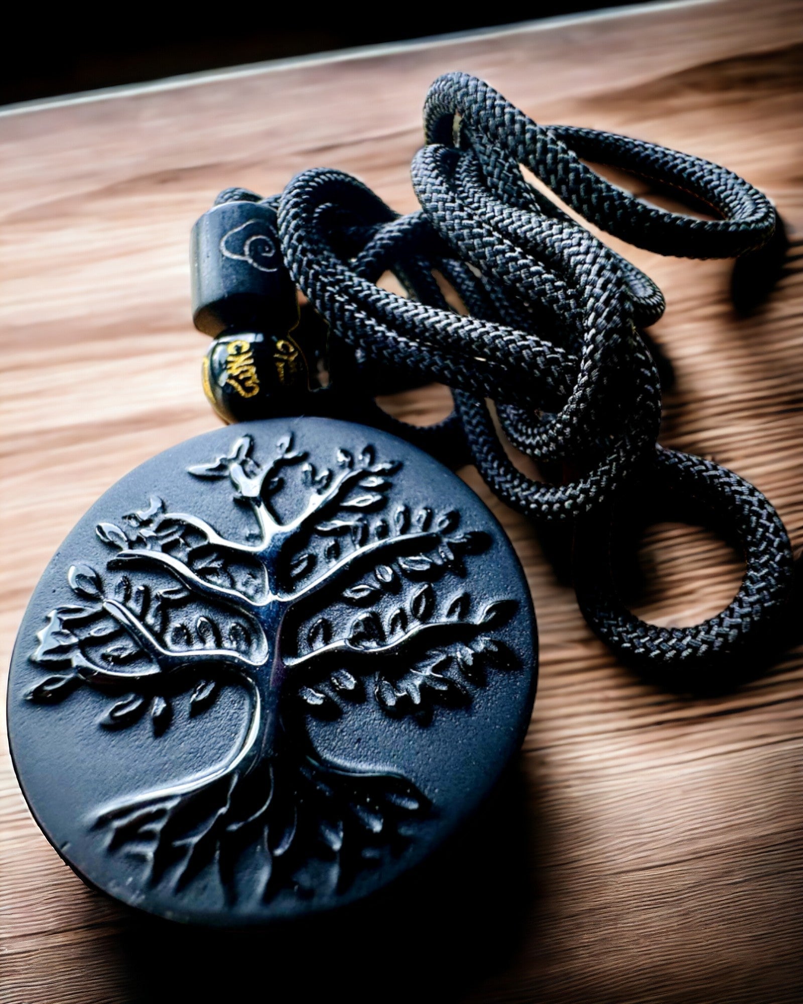 Halsband "Livets Träd" i Obsidian - personalisering med gravyr