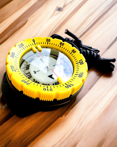 Dykarkompass AquaGuide - vattentät kompass med luminescensfunktion och flexibel rem, möjlighet till anpassning