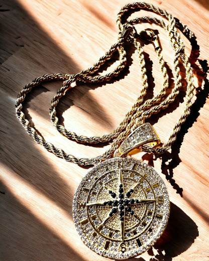 Halsband med Kompasshänge i Glamourstil med Cubic Zirconia för Kvinnor och Män - guld färg, gravyr