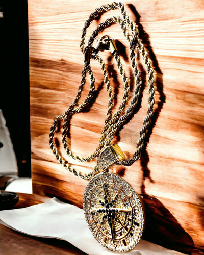 Halsband med Kompasshänge i Glamourstil med Cubic Zirconia för Kvinnor och Män - guld färg, gravyr