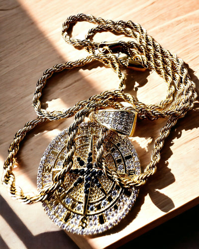 Halsband med Kompasshänge i Glamourstil med Cubic Zirconia för Kvinnor och Män - guld färg, gravyr