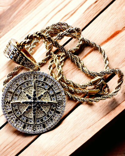 Halsband med Kompasshänge i Glamourstil med Cubic Zirconia för Kvinnor och Män - guld färg, gravyr