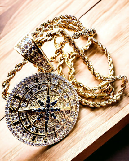 Halsband med Kompasshänge i Glamourstil med Cubic Zirconia för Kvinnor och Män - guld färg, gravyr