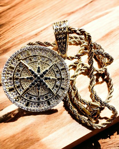 Halsband med Kompasshänge i Glamourstil med Cubic Zirconia för Kvinnor och Män - guld färg, gravyr
