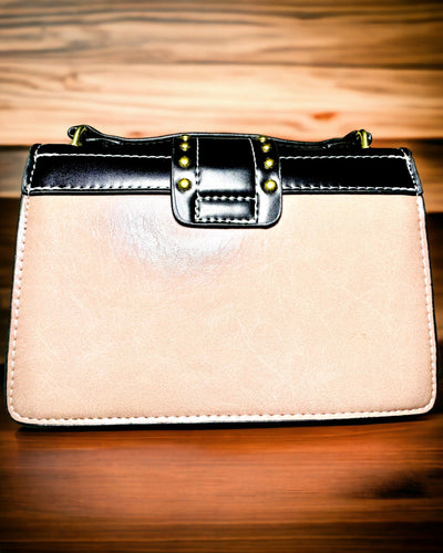 Kvadratisk Ljuslila Axelväska med Lejonmotiv – Elegant Handväska i Texturerat PU-läder. Personalisering med gravyr