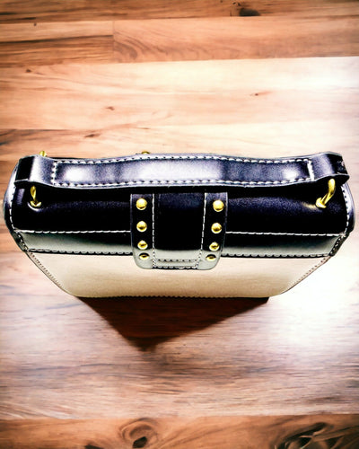 Kvadratisk Ljuslila Axelväska med Lejonmotiv – Elegant Handväska i Texturerat PU-läder. Personalisering med gravyr