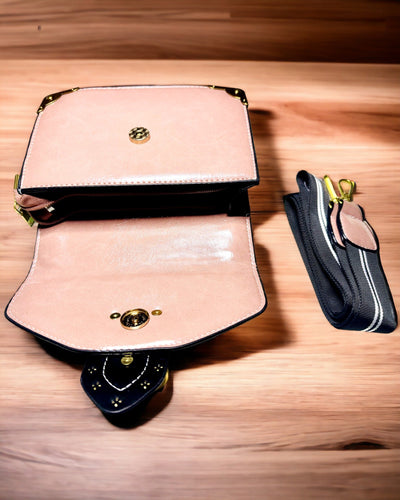 Kvadratisk Ljuslila Axelväska med Lejonmotiv – Elegant Handväska i Texturerat PU-läder. Personalisering med gravyr