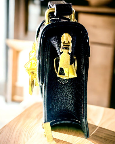 Moderna Kvadratisk Axelväska med Lejonaccent - färg svart