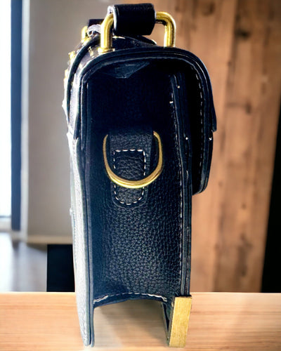 Moderna Kvadratisk Axelväska med Lejonaccent - färg svart