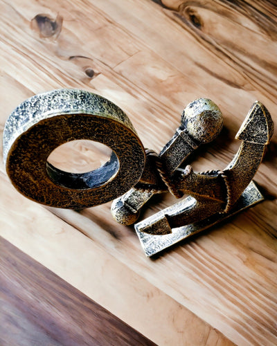 Rustik Skulptur av Ankare i Resin - "Havslegend", anpassning av ankare med gravyr