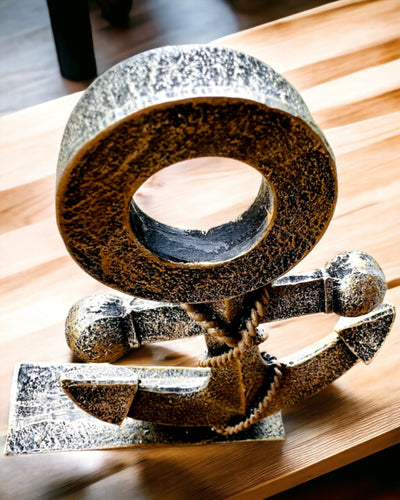Rustik Skulptur av Ankare i Resin - "Havslegend", anpassning av ankare med gravyr