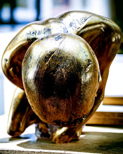 Złoty Myśliciel - Figur i harts, personalisering med gravyr