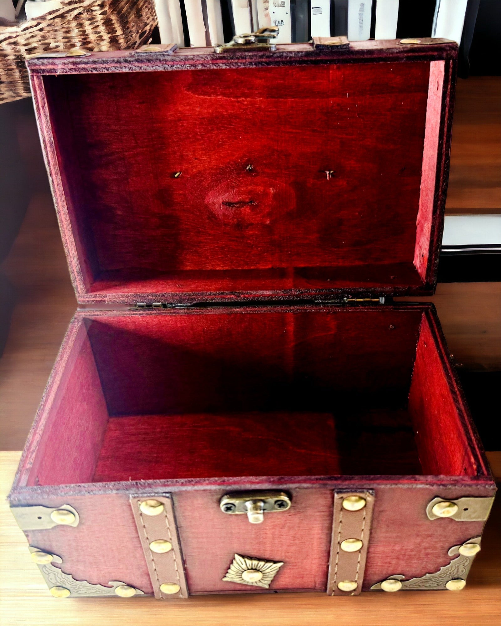 Trälåda 'Piratens Skattkista' – Vintage Smyckes- och Kuriosalåda