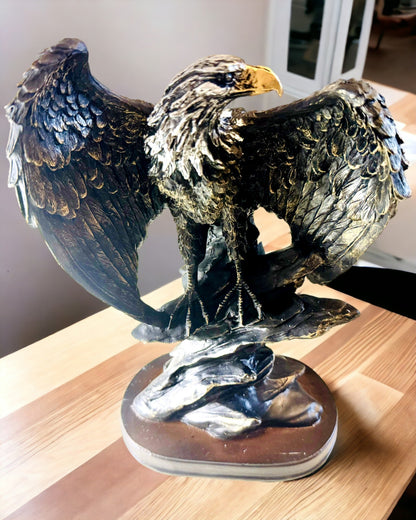 Dekorativ Statuett "Flygande Örn" – Majestätisk Symbol för Styrka och Frihet