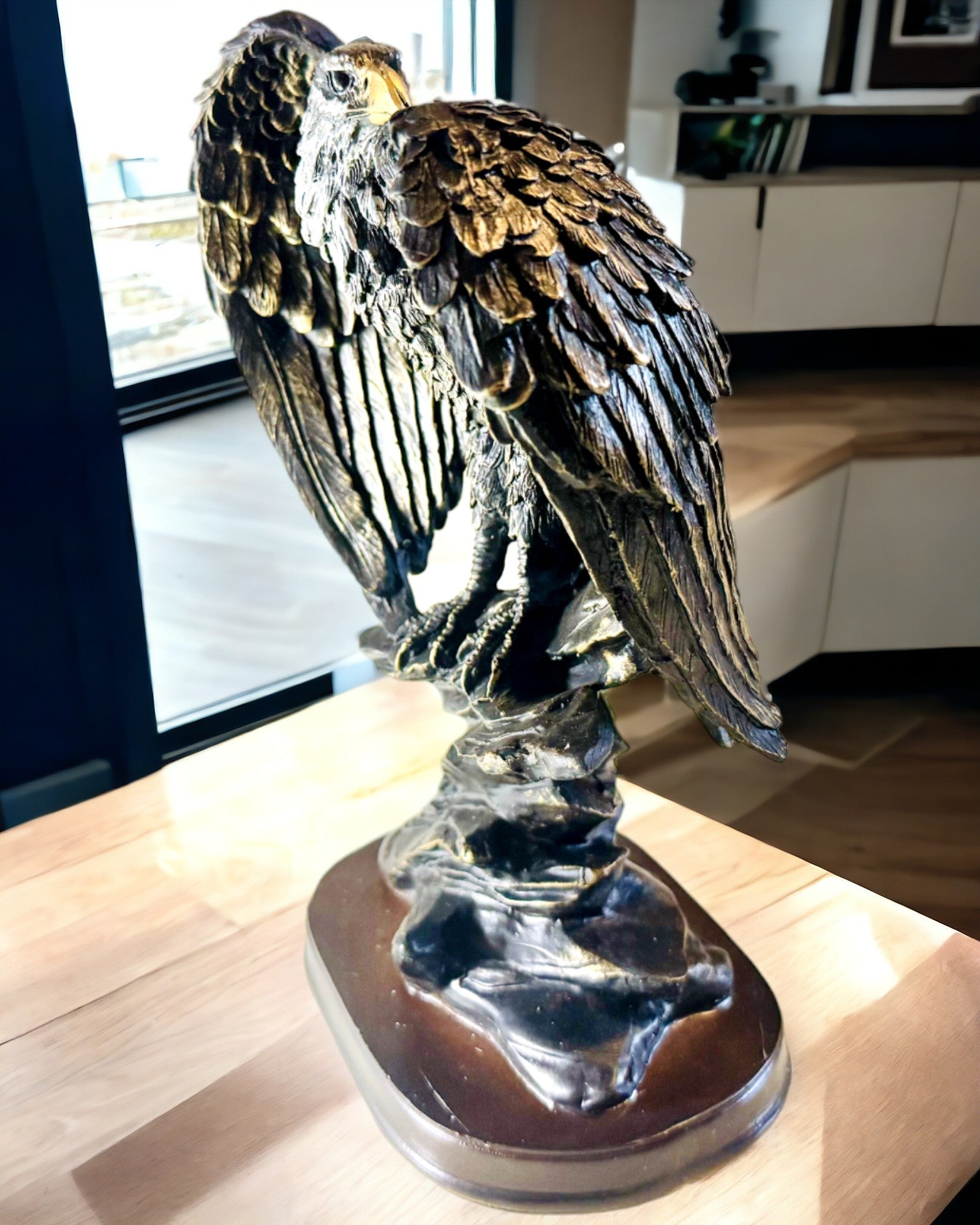 Dekorativ Statuett "Flygande Örn" – Majestätisk Symbol för Styrka och Frihet