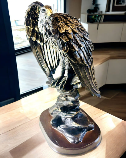 Dekorativ Statuett "Flygande Örn" – Majestätisk Symbol för Styrka och Frihet