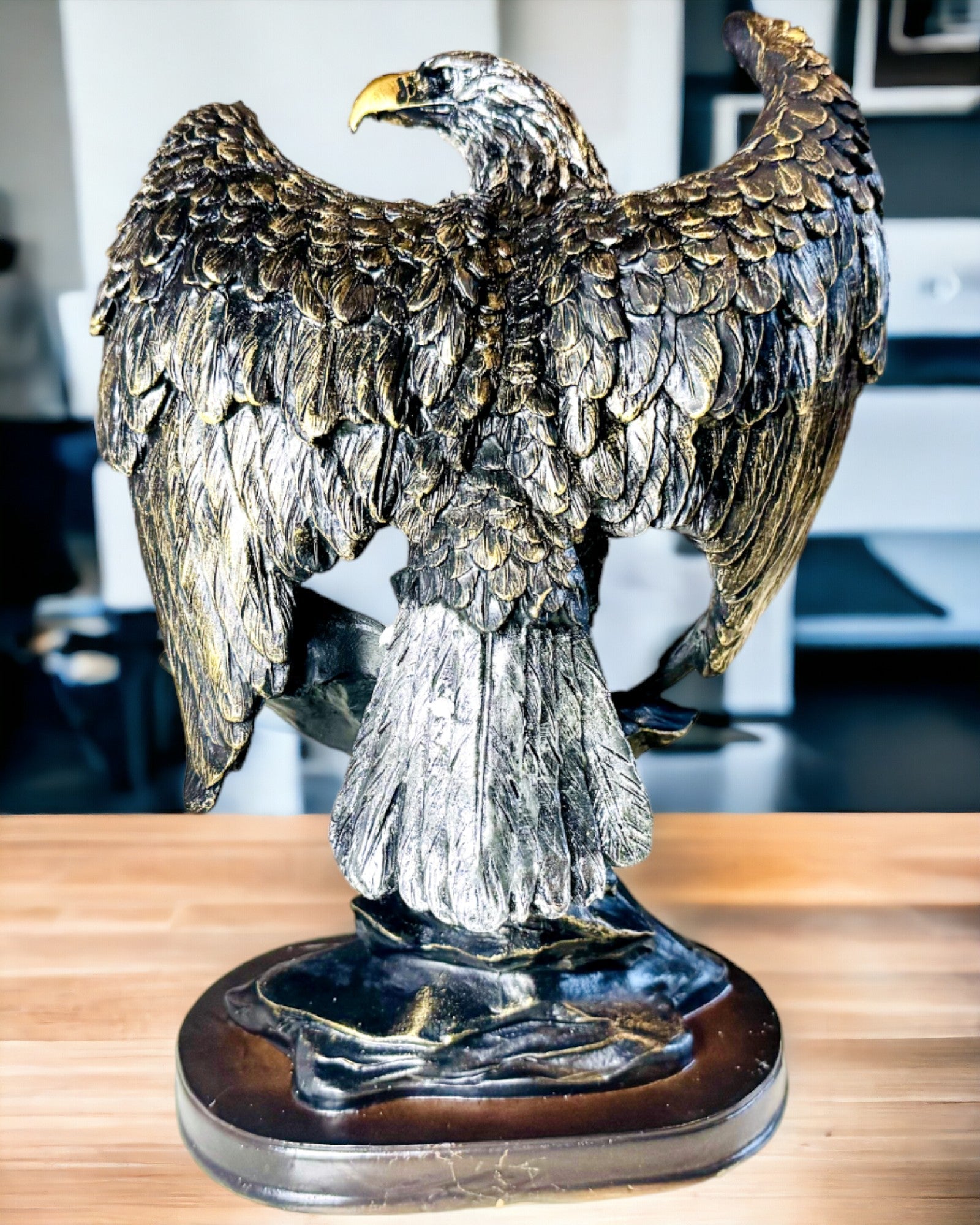Dekorativ Statuett "Flygande Örn" – Majestätisk Symbol för Styrka och Frihet