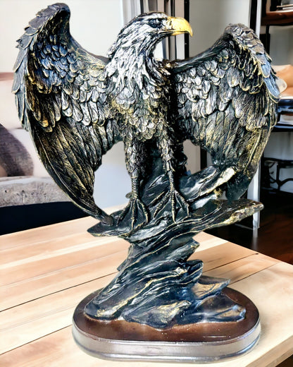 Dekorativ Statuett "Flygande Örn" – Majestätisk Symbol för Styrka och Frihet