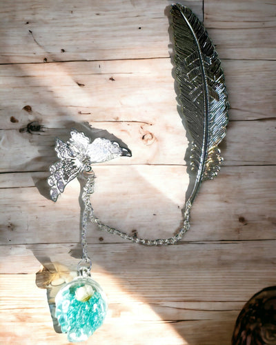 Kreativ Bokmärke i Retro Stil med Fjäder- och Fjärilsmotiv – Elegant Reklampresent, Färg Silver/Blå