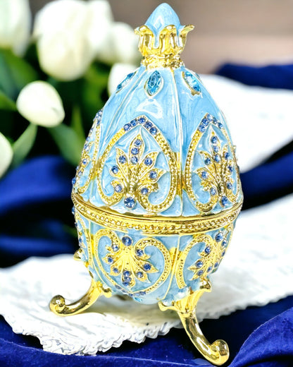 Niebiańskie Jajko Faberge – Emaljerad Smyckesorganisatör - färg himmelsblå. Personalisering med gravyr