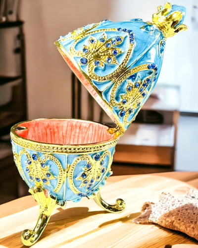 Niebiańskie Jajko Faberge – Emaljerad Smyckesorganisatör - färg himmelsblå. Personalisering med gravyr