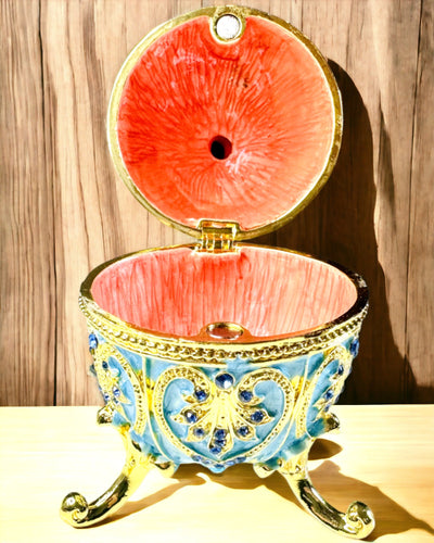 Niebiańskie Jajko Faberge – Emaljerad Smyckesorganisatör - färg himmelsblå. Personalisering med gravyr