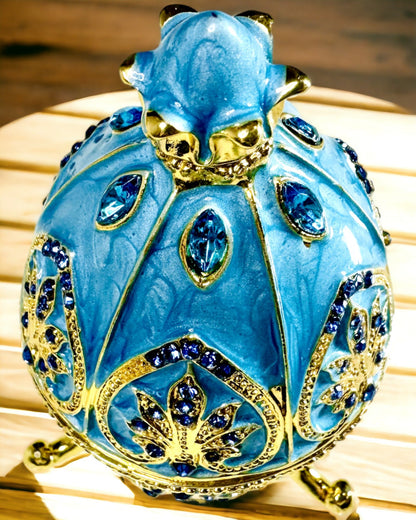 Niebiańskie Jajko Faberge – Emaljerad Smyckesorganisatör - färg himmelsblå. Personalisering med gravyr