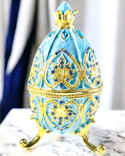 Niebiańskie Jajko Faberge – Emaljerad Smyckesorganisatör - färg himmelsblå. Personalisering med gravyr