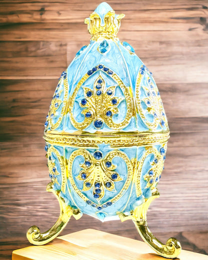 Niebiańskie Jajko Faberge – Emaljerad Smyckesorganisatör - färg himmelsblå. Personalisering med gravyr