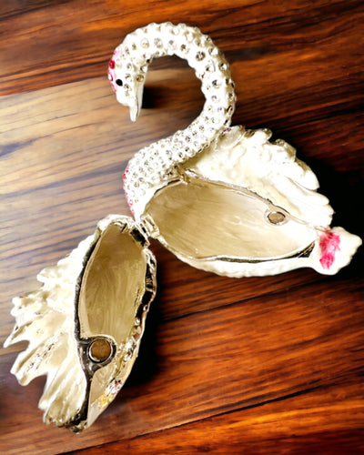 Elegant Smyckeskrin "Svanens Juvel" - personalisering med gravyr