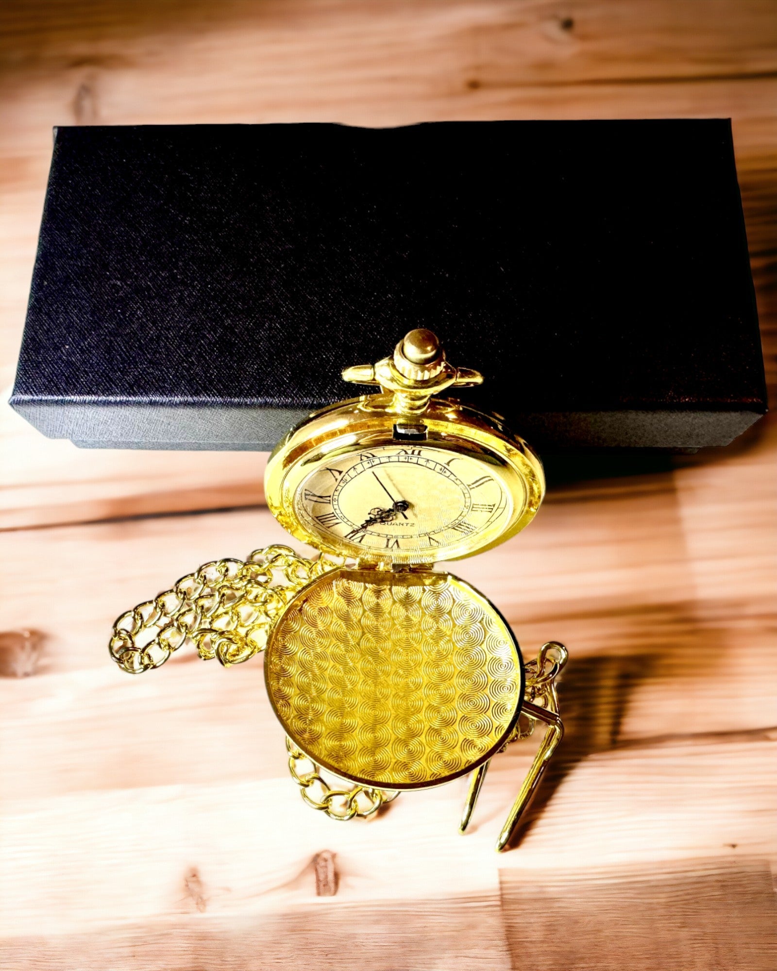 Fickur i guld med vintage-stil och gravyrer – Elegant herraccessoar, perfekt presentidé