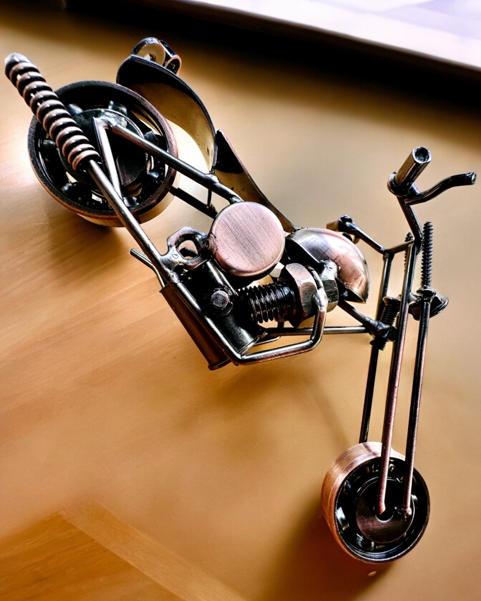 Handgjord Motorcykelmodell i järn, Chopper, anpassning, gravyr som present