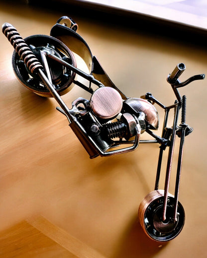 Handgjord Motorcykelmodell i järn, Chopper, anpassning, gravyr som present