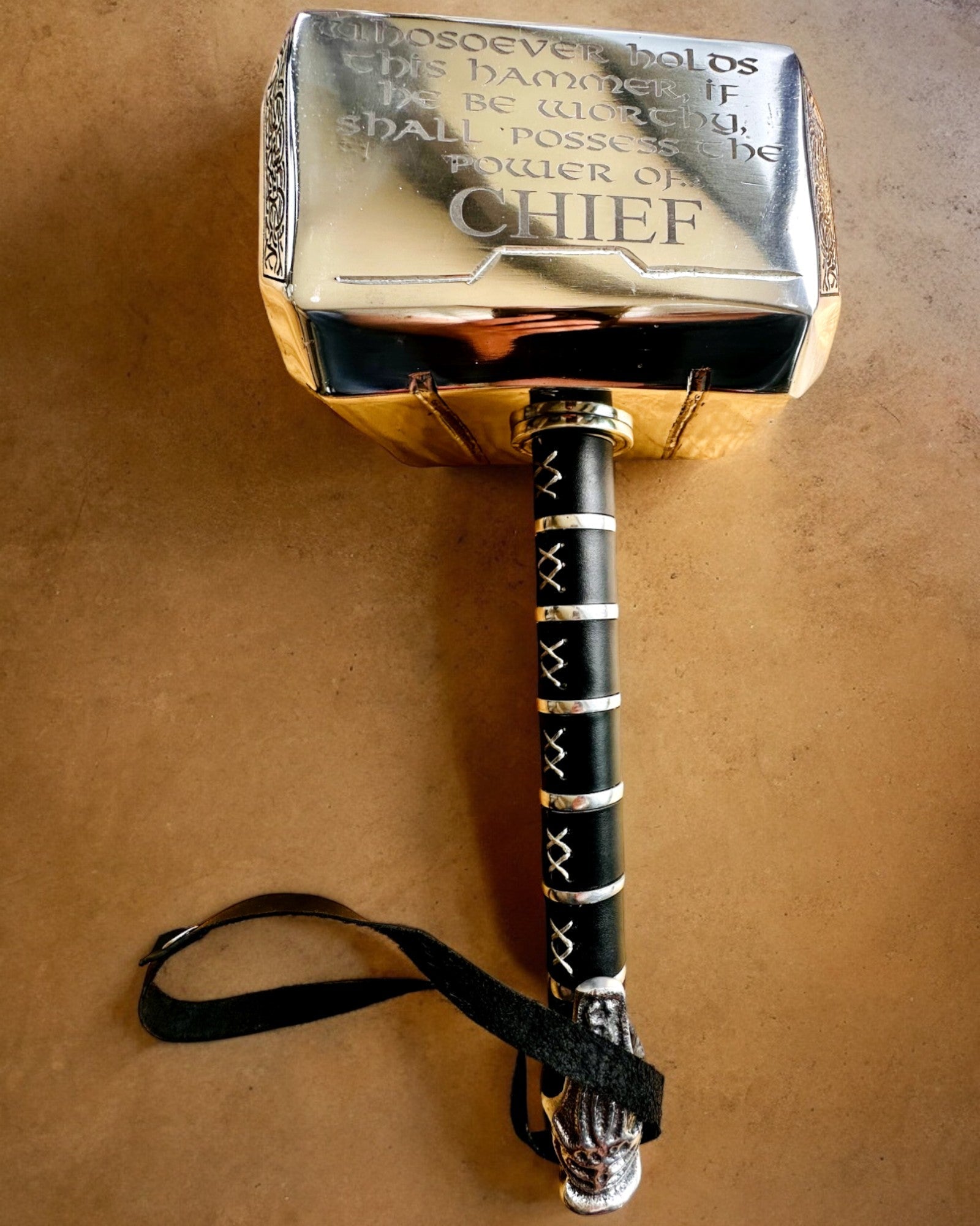 Mjölnir "Chief" - Handgjord hantverkshammare, anpassad med gravyr som present