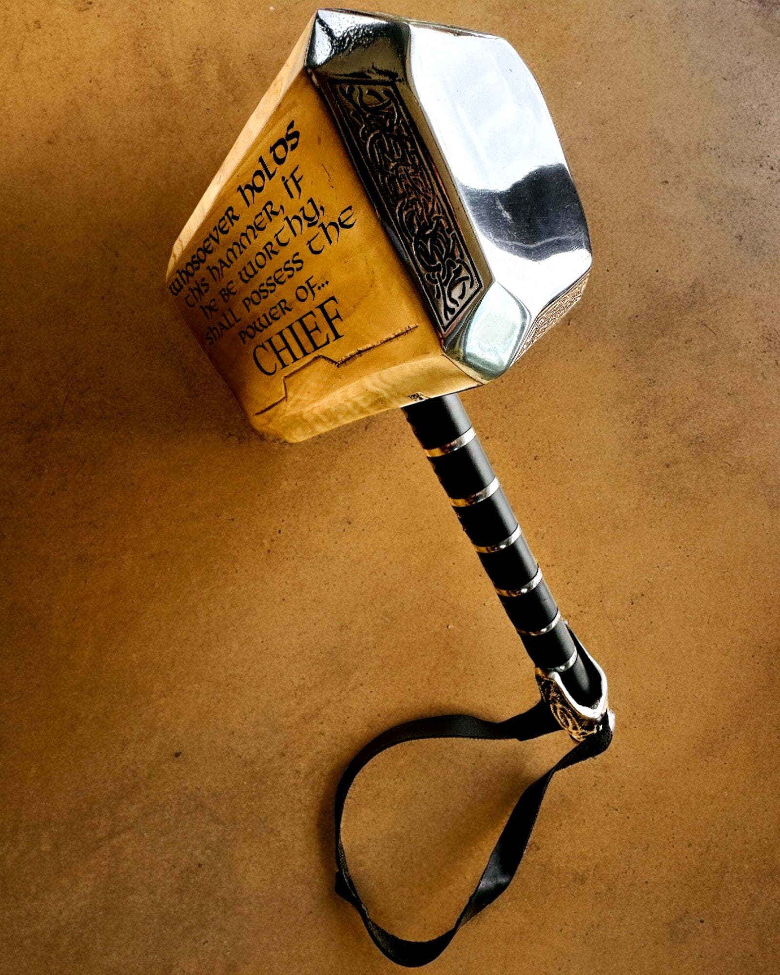 Mjölnir "Chief" - Handgjord hantverkshammare, anpassad med gravyr som present