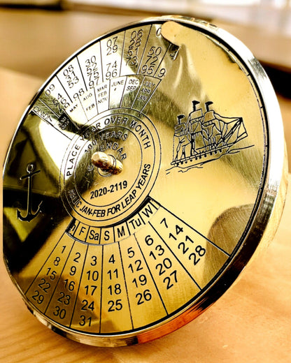 Kalendarium för Evigheten "Morski Żagiel" – Mässingskalender 100-årig - möjlig gravyr som present