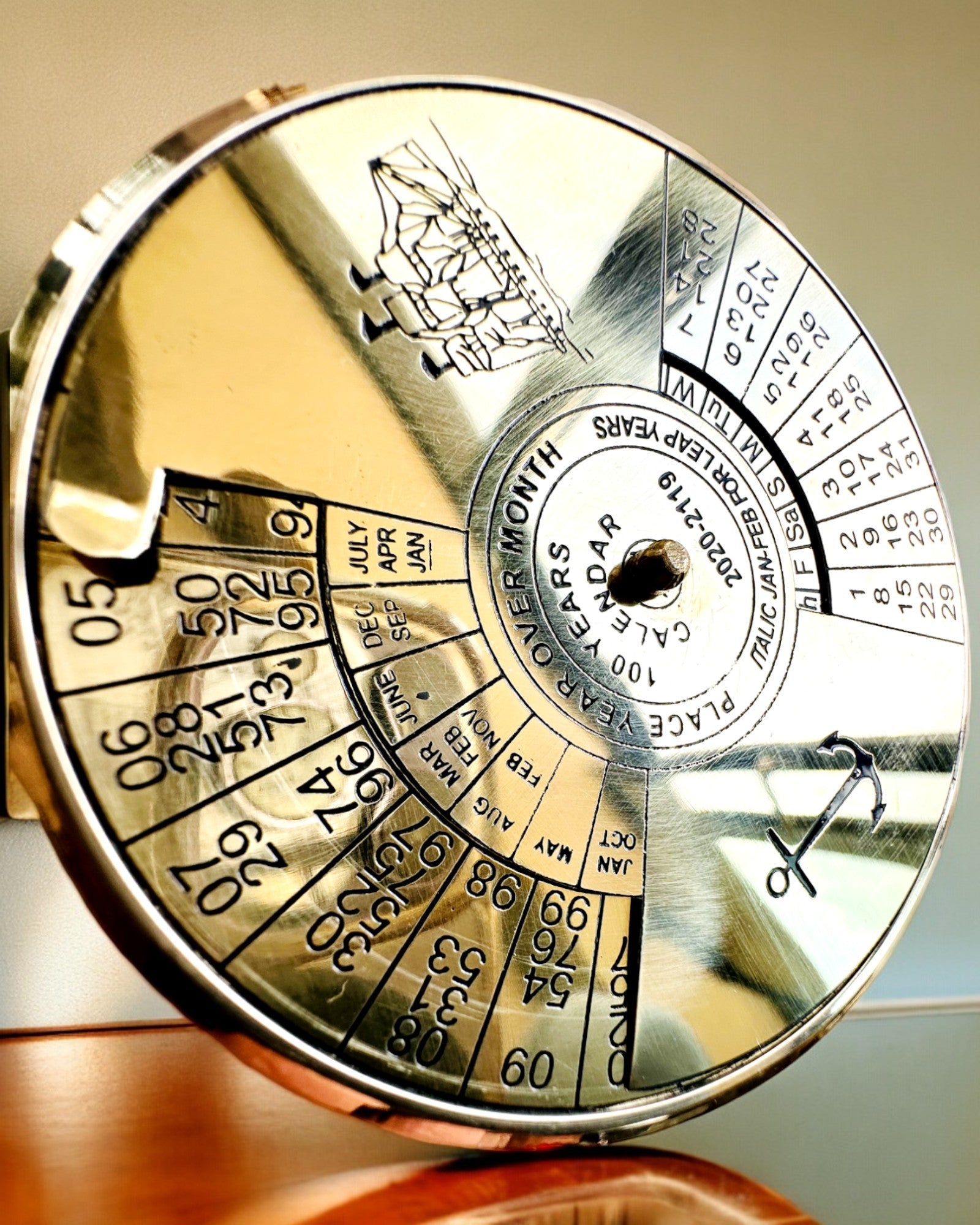 Kalendarium för Evigheten "Morski Żagiel" – Mässingskalender 100-årig - möjlig gravyr som present