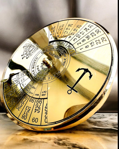 Kalendarium för Evigheten "Morski Żagiel" – Mässingskalender 100-årig - möjlig gravyr som present