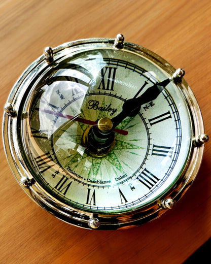 Bailey Compass Clock - Elegant Klocka med Kompassmotiv med Möjlighet till Gravyr