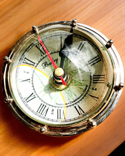 Bailey Compass Clock - Elegant Klocka med Kompassmotiv med Möjlighet till Gravyr