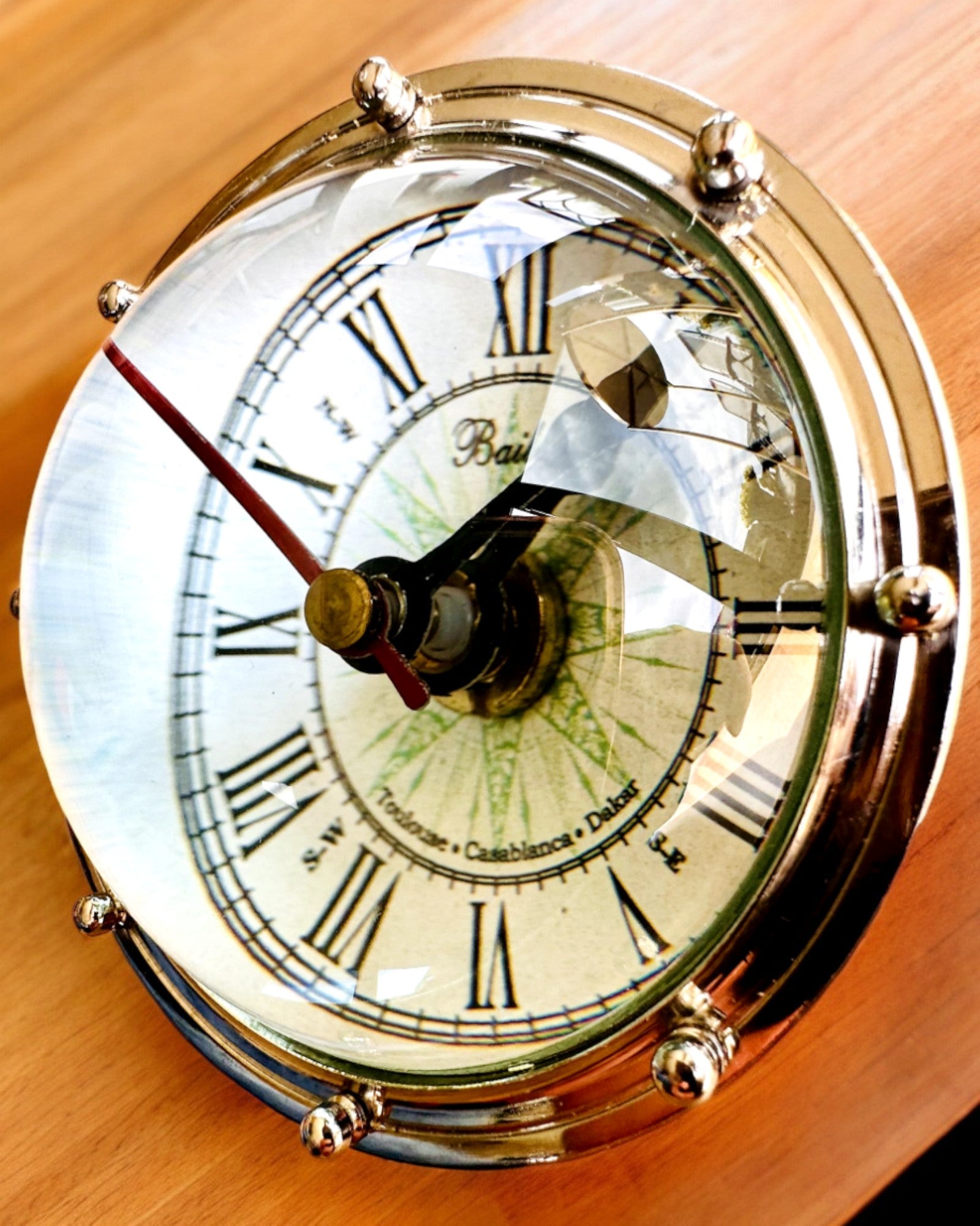 Bailey Compass Clock - Elegant Klocka med Kompassmotiv med Möjlighet till Gravyr