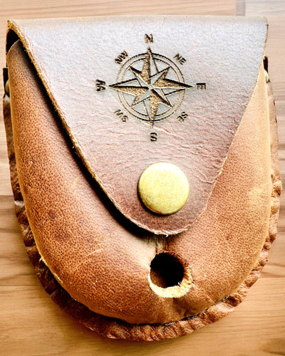 Läderfodral "Odkrywca" - för kompakt kompass eller fickur - möjlighet till personlig gravyr