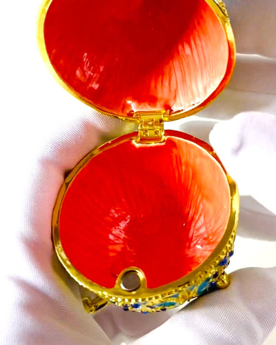 Niebiańskie Jajko Faberge – Emaljerad Smyckesorganisatör - färg himmelsblå. Personalisering med gravyr